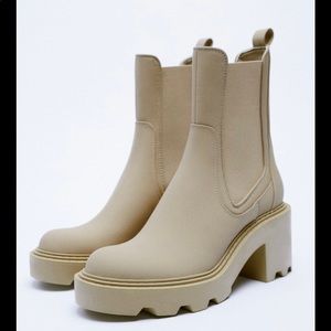 Rubberized heel boot